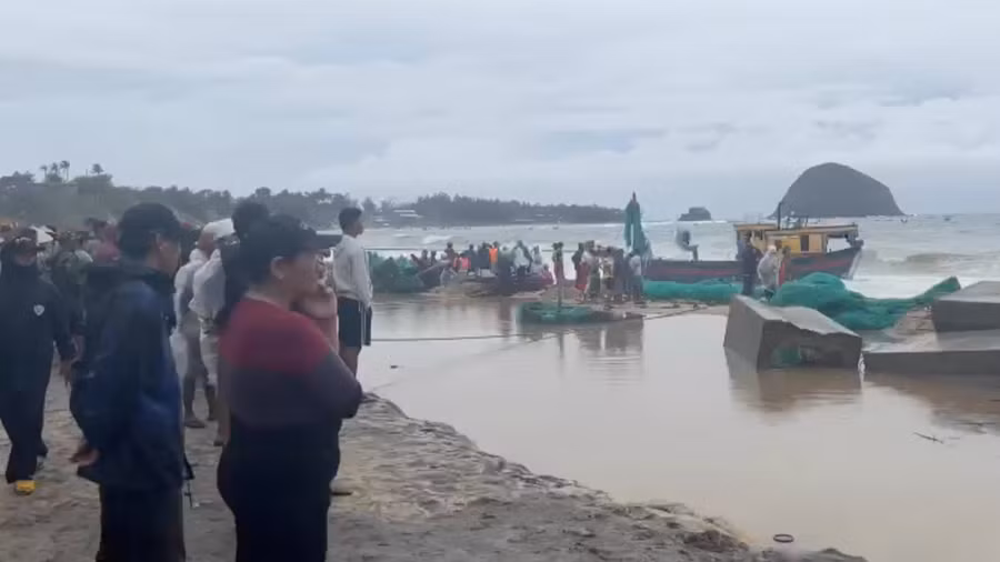  Mưa lũ dị thường ở các tỉnh miền Trung gây thiệt hại nặng về người và tài sản. Ảnh: Thanh Niên
