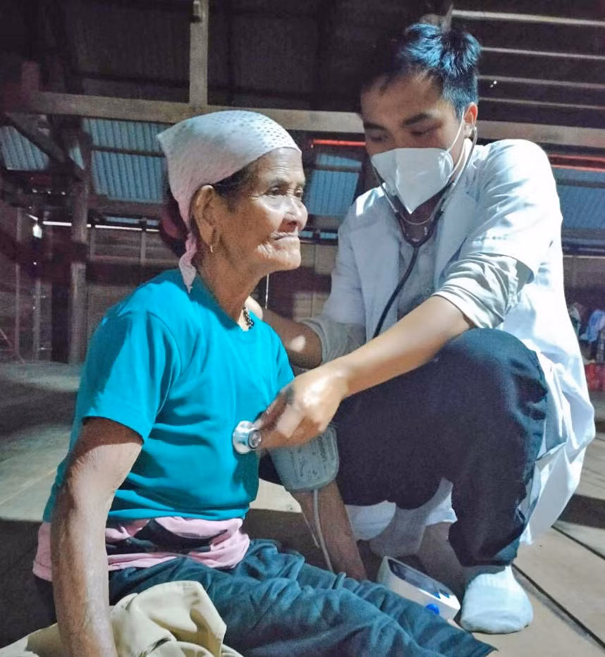 Nhân viên y tế đến tận nhà để khám sàng lọc và tiêm vắc xin cho những người lớn tuổi. Ảnh: Lê Văn Ngọc