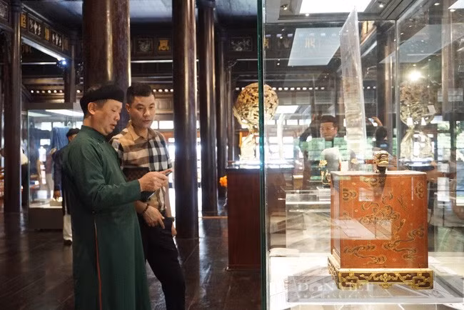 Nhiều khách tham quan đã bày tỏ niềm vui mừng khi được chiêm ngưỡng trực tiếp cổ vật.