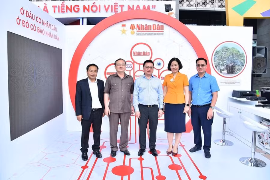 Chủ tịch Hội Nhà báo Việt Nam Lê Quốc Minh cùng các đồng chí lãnh đạo Báo Nhân Dân, Thông tấn xã Việt Nam, Đài Tiếng nói Việt Nam kiểm tra công tác chuẩn bị Hội báo toàn quốc 2022.