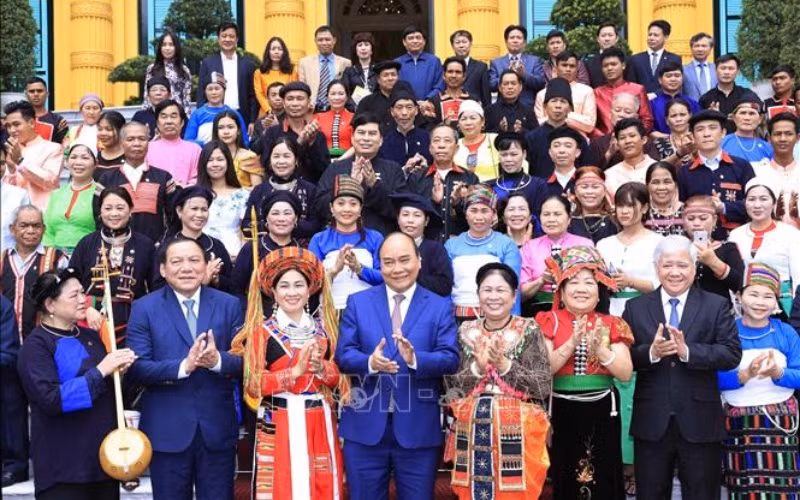 Chủ tịch nước Nguyễn Xuân Phúc gặp mặt Đoàn đại biểu già làng, trưởng bản, nghệ nhân người dân tộc thiểu số tiêu biểu. (Ảnh: TTXVN) Chủ tịch nước Nguyễn Xuân Phúc gặp mặt Đoàn đại biểu già làng, trưởng bản, nghệ nhân người dân tộc thiểu số tiêu biểu. (Ảnh: TTXVN)