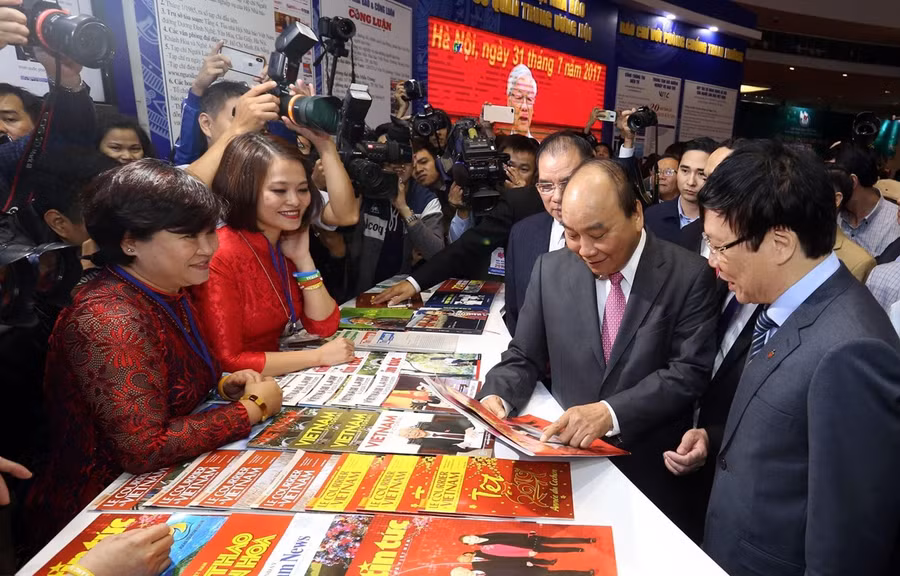 Thủ tướng Nguyễn Xuân Phúc thăm gian trưng bày của Thông tấn xã Việt Nam tại Hội báo toàn quốc 2019. (Ảnh: Huy Hùng/TTXVN) Thủ tướng Nguyễn Xuân Phúc thăm gian trưng bày của Thông tấn xã Việt Nam tại Hội báo toàn quốc 2019. (Ảnh: Huy Hùng/TTXVN)