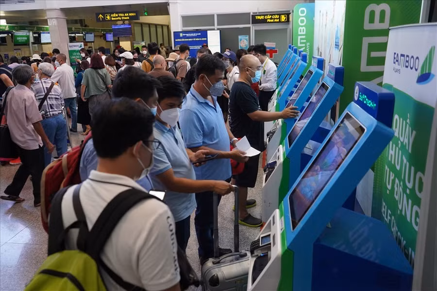 Giá vé bay từ Hà Nội, TPHCM đến các điểm du lịch trong djp lễ 30.4-1.5 đã hạ nhiệt khi ngày nghỉ cận kề. Ảnh: Khánh Linh