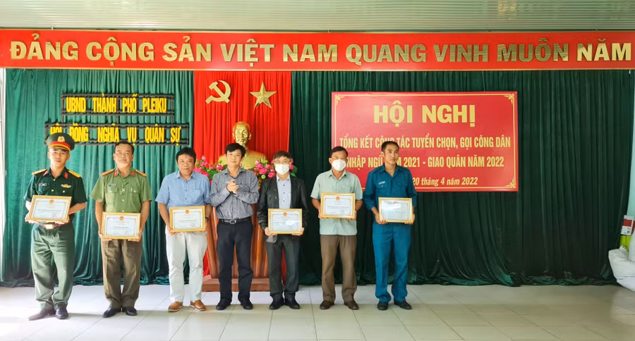 Ông Đỗ Việt Hưng-Chủ tịch UBND TP. Pleiku (ở giữa) trao giấy khen cho các tập thể có thành tích trong công tác tuyển quân năm 2022. Ảnh: Bá Bính
