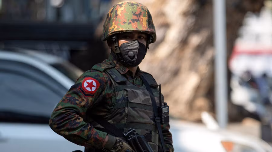 Một binh sĩ Myanmar đứng gác ở Yangon. Ảnh: Reuters