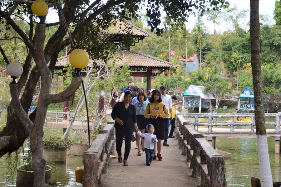 Người dân tấp nập đổ về Khu Du lịch Sinh thái Hoàng Vân trong dịp Tết Mậu Tuất 2018. Ảnh: P.V