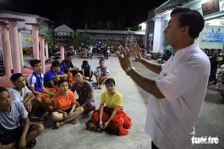 Ông Lương Ấn Đường, Trưởng đoàn nghệ thuật Lân Sư Rồng Tú Anh Đường, Quận Ô Môn TP.Cần Thơ hướng dẫn các học trò trước khi buổi tập diễn ra 