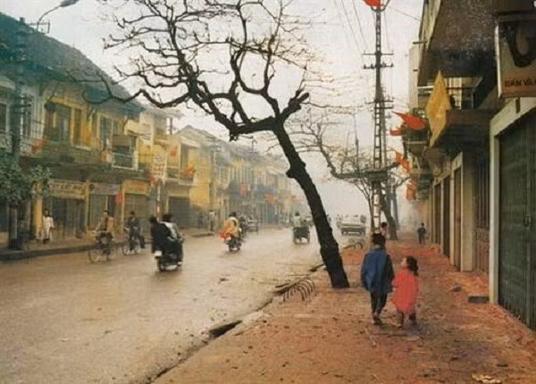 Đường phố Hà Nội những ngày Tết xưa. Ảnh: Tư liệu