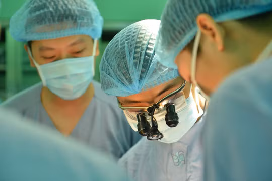 Các bác sĩ phẫu thuật thay van tim làm bằng vật liệu tự thân cho bệnh nhân