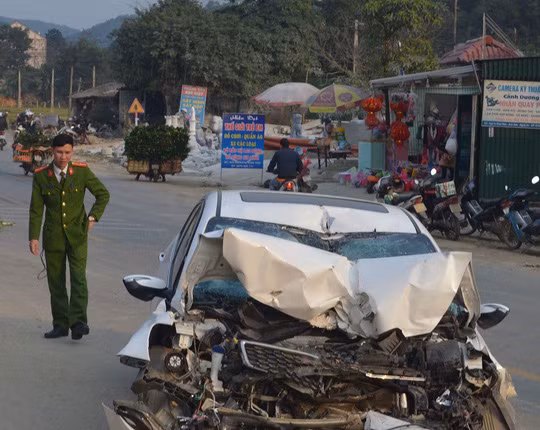 Phần đầu chiếc xe con dập nát sau vụ tai nạn kinh hoàng.
