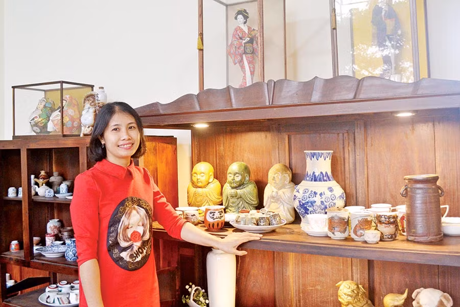 Chị Bùi Thị Lệ Hằng và bộ sưu tập gốm Nhật. Ảnh: L.H