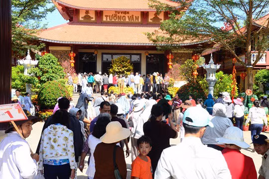 Xuất phát từ Sài Gòn, Tu viện Tường Vân (Tân Túc, huyện Bình Chánh) thường được các đoàn chọn là điểm dừng chân thắp nhang đầu tiên, kết hợp dùng bữa chay buổi sáng.