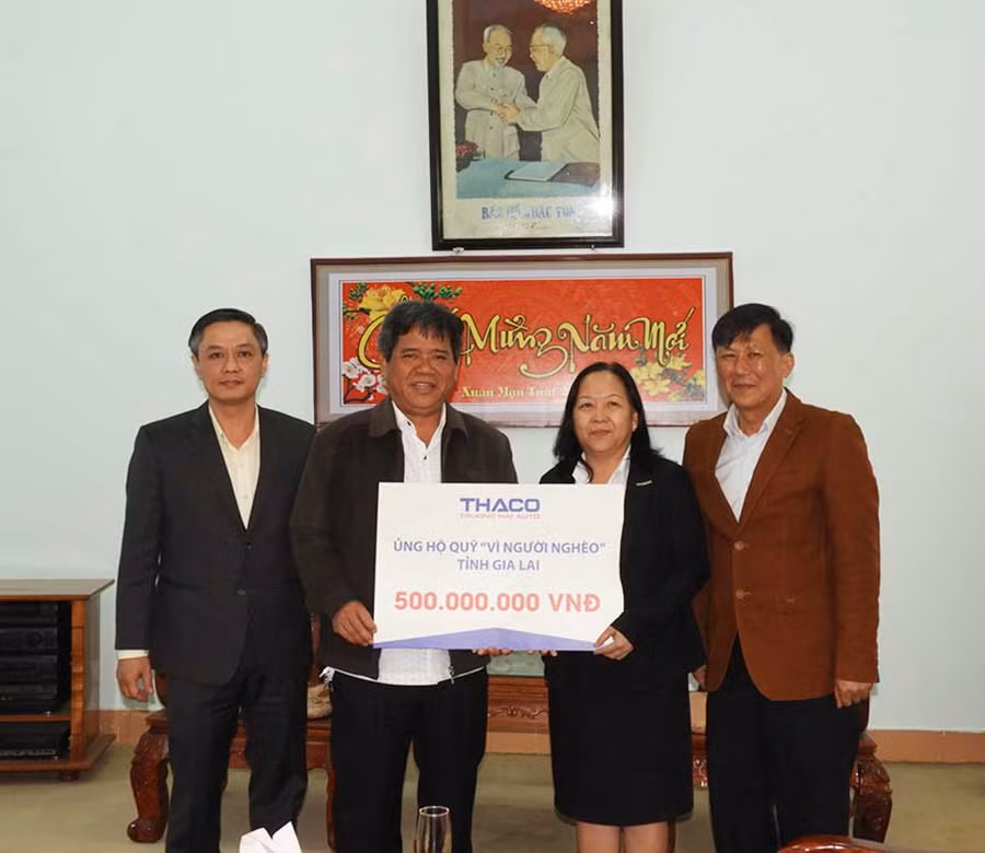  Công ty cổ phần Ô tô Trường Hải trao số tiền 500 triệu đồng ủng hộ Quỹ an sinh xã hội tại Gia Lai. Ảnh: T.N