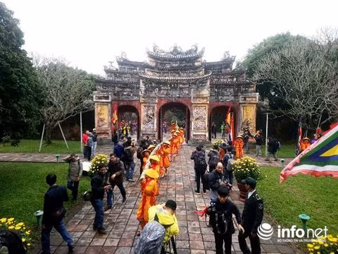 Cây Nêu dài được đưa vào cổng Thái Tổ Miếu.