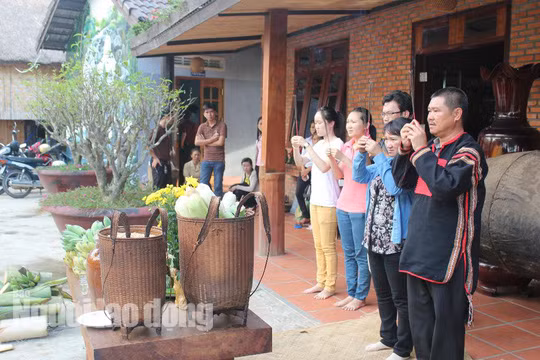 Gia chủ nghiêm trang hành lễ.