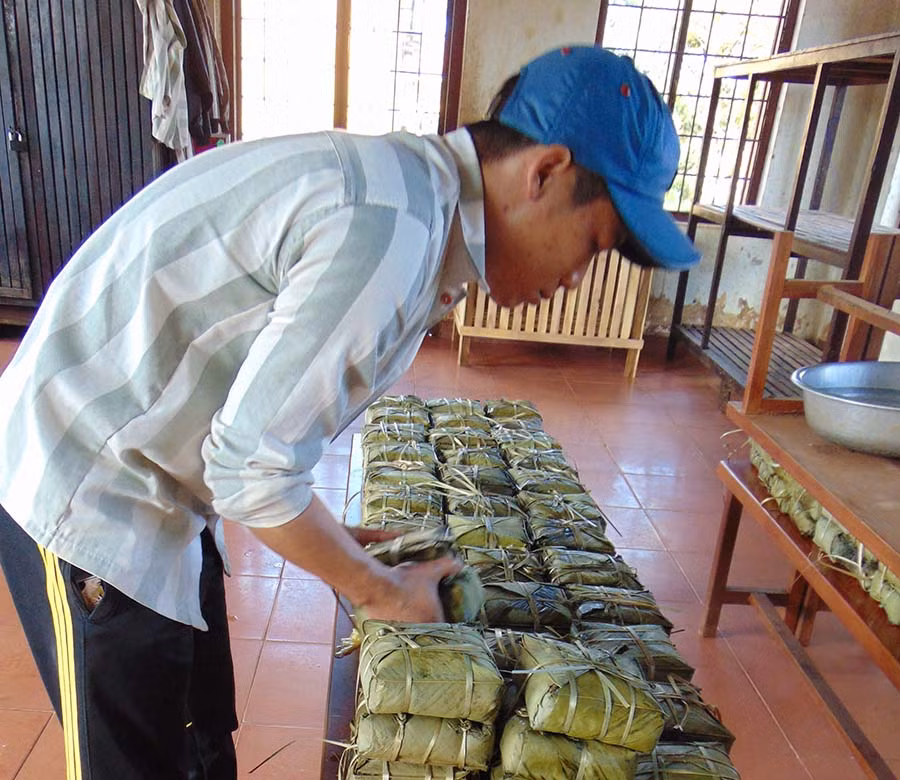 Phạm nhân Nguyễn Văn Đức đang xếp bánh chưng chuẩn bị Tết. Ảnh: Lê Anh Phạm nhân Nguyễn Văn Đức đang xếp bánh chưng chuẩn bị Tết.