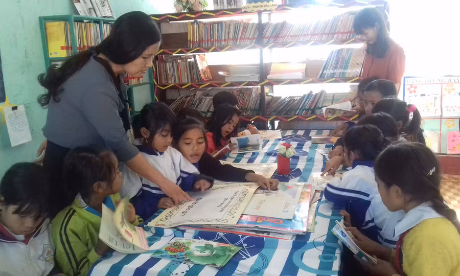 Các giáo viên Trường Tiểu học Ngô Mây hướng dẫn học sinh đọc sách trong phòng thư viện đa năng. Ảnh: P.N