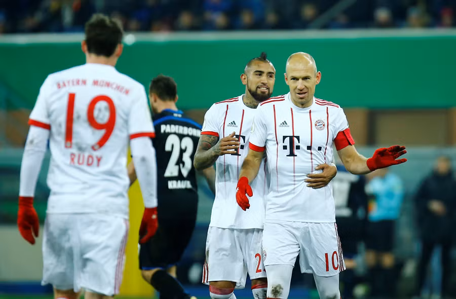  Arjen Robben (phải) tỏa sáng với cú đúp bàn thắng. Ảnh: REUTERS