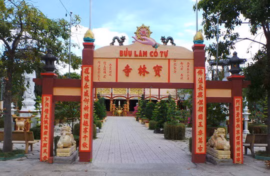  Từ chùa Vĩnh Tràng, bạn có thể đi bộ sang chùa Bửu Lâm hay còn gọi là Bửu Lâm cổ tự cách đó khoảng 600 m. Ngôi chùa được xây dựng cách đây hơn 200 năm, từng là cơ sở cách mạng và là nơi hoạt động của nhiều nhà yêu nước như cụ Nguyễn Sinh Sắc, Phan Chu Trinh...