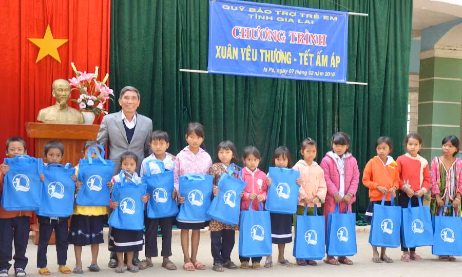  Phó Giám đốc Sở LĐTB và Xã hội tặng quà “Tết yêu thương” cho học sinh nghèo xã Ia Broăi, huyện Ia Pa. Ảnh: Đức Phương