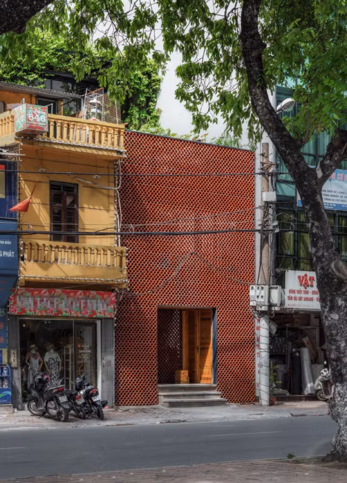  Trang web kiến trúc Archdaily vừa công bố danh sách những công trình ấn tượng nhất trong năm. Các giải thưởng do 100.000 lượt người bình chọn. Ở hạng mục Khách sạn - Nghỉ dưỡng, quán cà phê do KTS An Việt Dũng, An Thanh Nhàn, Phạm Ngọc Linh (Farming Architects) thiết kế đã giành chiến thắng.
