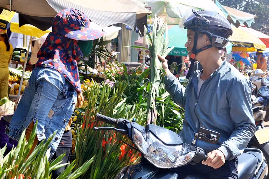 Hoa ly là loại hoa bán khá chạy tại chợ Tết năm nay ở Đức Cơ. Ảnh: Lê Hòa