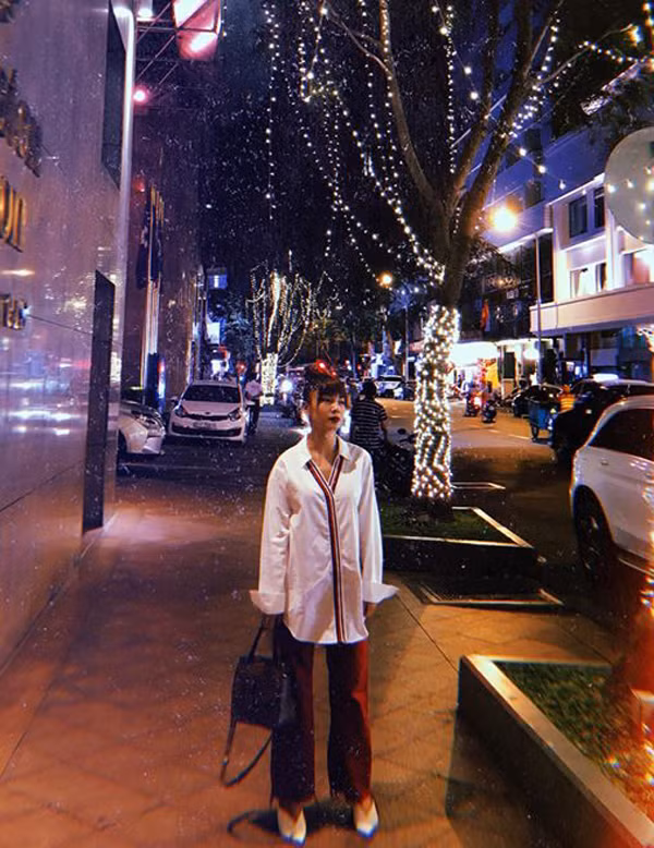  Đầu mùa thời trang xuân 2018, Yến Trang tiếp tục lăng-xê các kiểu quần ống rộng, cô phối chúng với áo trễ vai, sơ mi phom dáng rộng và các kiểu giầy mũi nhọn, túi xách được các fashionista ưa chuộng.