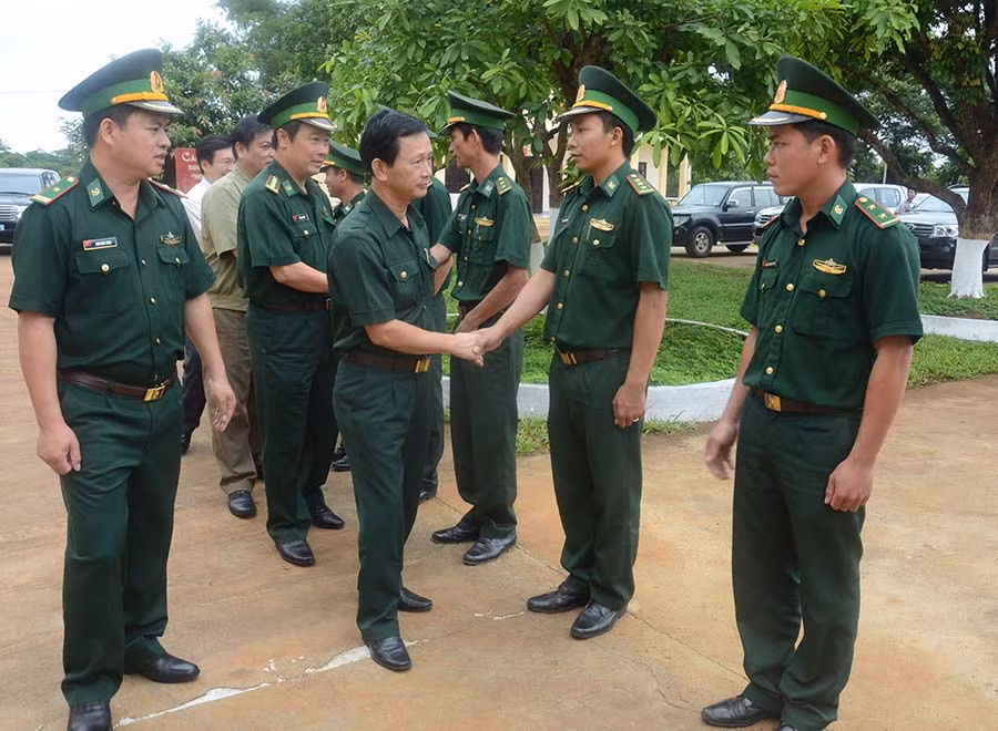 Bí thư Tỉnh ủy Gia Lai Dương Văn Trang thăm cán bộ, chiến sĩ Đồn Biên phòng Ia O. Ảnh: Lê Nhung
