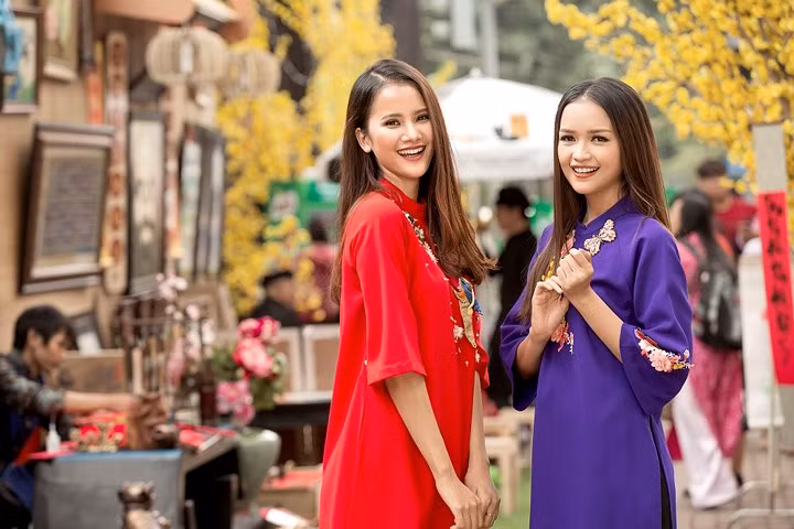 Ngoài những chiếc áo dài ôm giúp khoe trọn đường cong, hai nàng Quán quân cũng lựa chọn những tà áo cách điệu đơn giản với gam màu trầm cùng phần vạt ngắn, tay lỡ nhằm tạo sự thoải mái và năng động khi xuống phố. Ngoài những chiếc áo dài ôm giúp khoe trọn đường cong, hai nàng Quán quân cũng lựa chọn những tà áo cách điệu đơn giản với gam màu trầm cùng phần vạt ngắn, tay lỡ nhằm tạo sự thoải mái và năng động khi xuống phố.