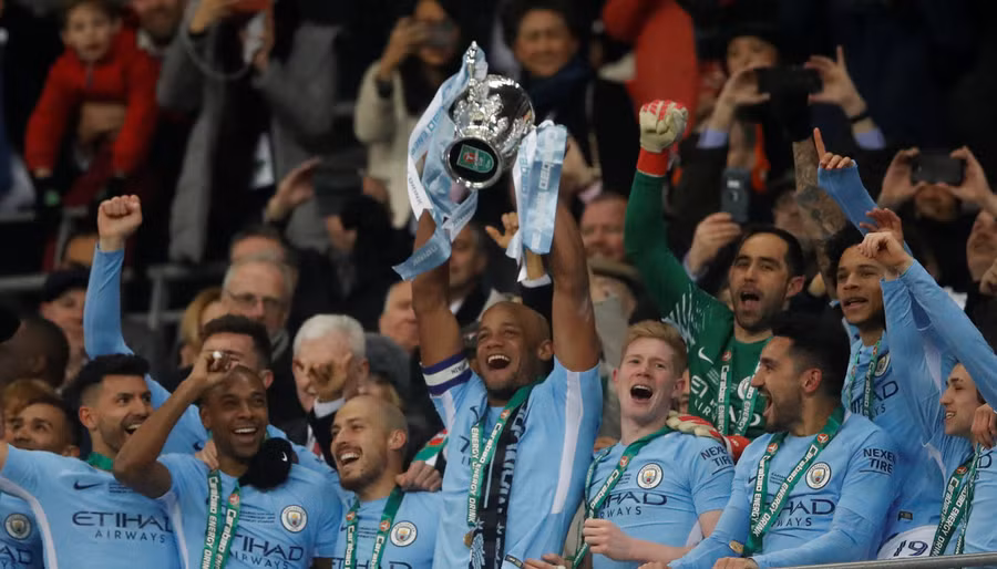  Các cầu thủ M.C giơ cao cúp vô địch trên sân Wembley. Ảnh: REUTERS
