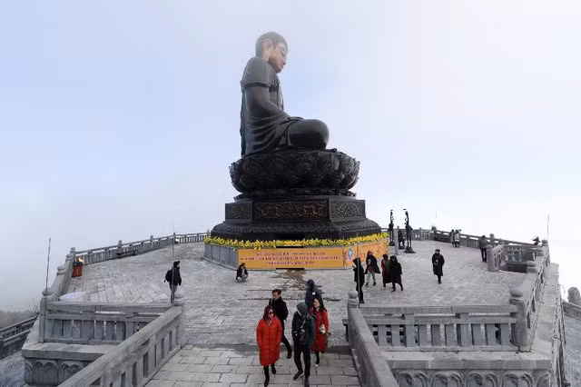 Sừng sững giữa mây ngàn gió núi, cúi nhìn nhân gian với ánh mắt từ bi, chiêm bái Đại tượng Phật A Di Đà, thấy kỳ quan trên đỉnh kỳ quan.
