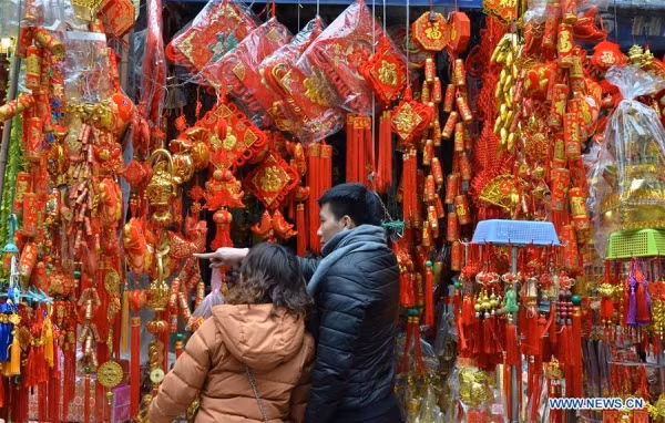 Người dân nô nức đi mua sắm đồ trang trí Tết.