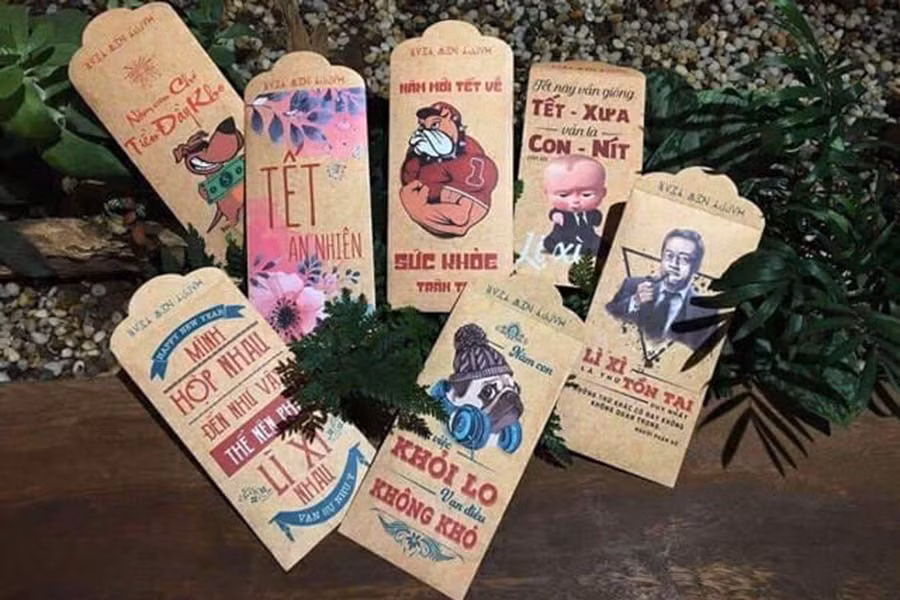 Cùng với hình họa ngộ nghĩnh, phong bao lì xì còn in kèm nhiều câu nói “bất hủ” của “cư dân mạng”. Ảnh: Hải Lê Cùng với hình họa ngộ nghĩnh, phong bao lì xì còn in kèm nhiều câu nói “bất hủ” của “cư dân mạng”. Ảnh: Hải Lê