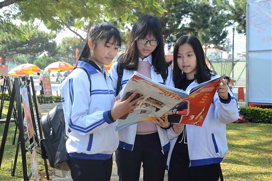  Hội Báo xuân 2018 đem đến cho bạn đọc nhiều thông tin đa dạng, phong phú phản ánh mọi mặt của đời sống. Ảnh: P.L