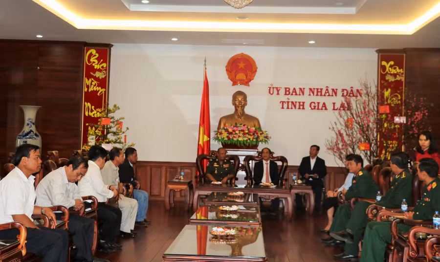 Trung tướng Chon Chai-Phó Tư lệnh Quân khu I làm trưởng đoàn, đã đến thăm và chúc Tết tỉnh Gia Lai.