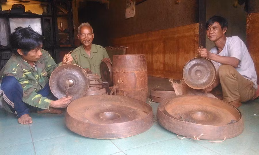  Ông Kpuih Thun (giữa) người cả cuộc đời gắn bó với công tác bảo tồn và truyền dạy cồng chiêng được dân làng yêu quý. Ảnh: Huy Hoàng