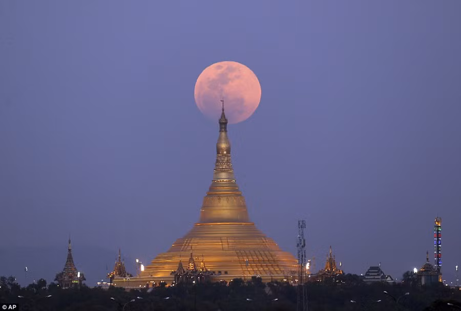 Đêm trăng rằm được chụp tại Myanmar. Khác với nhật thực, nguyệt thực hoàn toàn không có bất cứ mối đe dọa nào đến thị lực của người quan sát. Người ta chỉ cần đến một khu vực thông thoáng, quang mây, ít ánh đèn và hạn chế ô nhiễm để có thể quan sát nguyệt thực một cách rõ ràng và trọn vẹn nhất. Ảnh: AP.