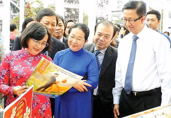 Các đồng chí lãnh đạo TPHCM tham quan triển lãm báo xuân tại Đường sách Tết TPHCM 2018 Các đồng chí lãnh đạo TPHCM tham quan triển lãm báo xuân tại Đường sách Tết TPHCM 2018