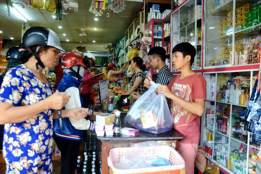 Người dân Đức Cơ mua sắm chuẩn bị cho Tết Nguyên đán. Ảnh: L.H