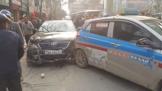 Chiếc xe Camry tông vào đuôi chiếc xe taxi - Ảnh: Otofun