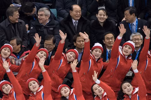  Tổng thống Hàn Quốc Moon Jae-in cùng đại diện cấp cao Triều Tiên gồm Chủ tịch Đoàn chủ tịch Hội đồng nhân dân tối cao Triều Tiên (Quốc hội) Kim Yong-nam và bà Kim Yo-jong, em gái lãnh đạo Kim Jong-un theo dõi trận đấu của đội khúc côn cầu nữ liên Triều