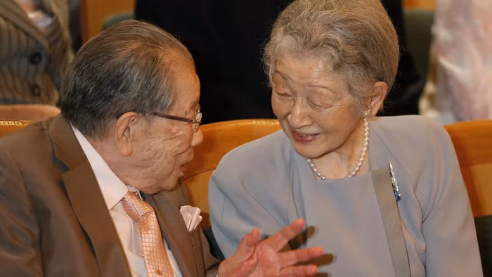  Bác sĩ Shigeaki Hinohara yết kiến hoàng hậu Michiko năm 2016 - Ảnh: AFP