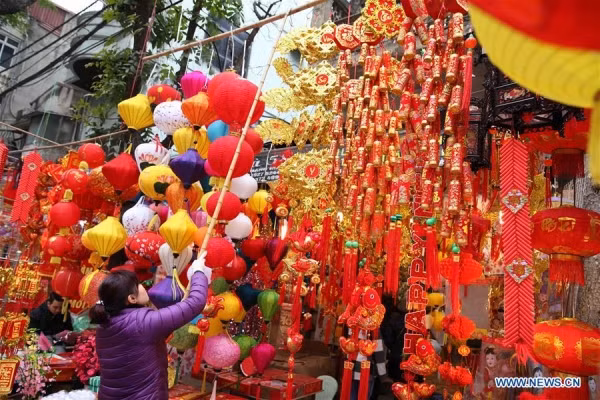 Một gian hàng khác bày bán đồ trang trí ngày Tết ở thủ đô Hà Nội.