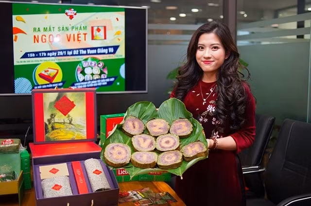 Chị Nguyễn Thu Hoài với sản phẩm bánh chưng Nương Bắc.