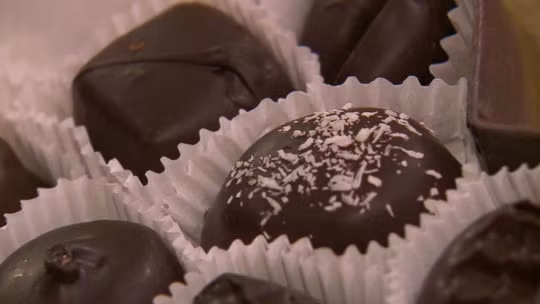Ông Ron tặng chocolate cho vợ trong suốt 39 năm. Ảnh: KOAT