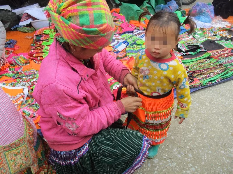 Người mẹ H'Mông mua váy diện tết cho con dù chị vẫn đang phải mặc áo rách. 