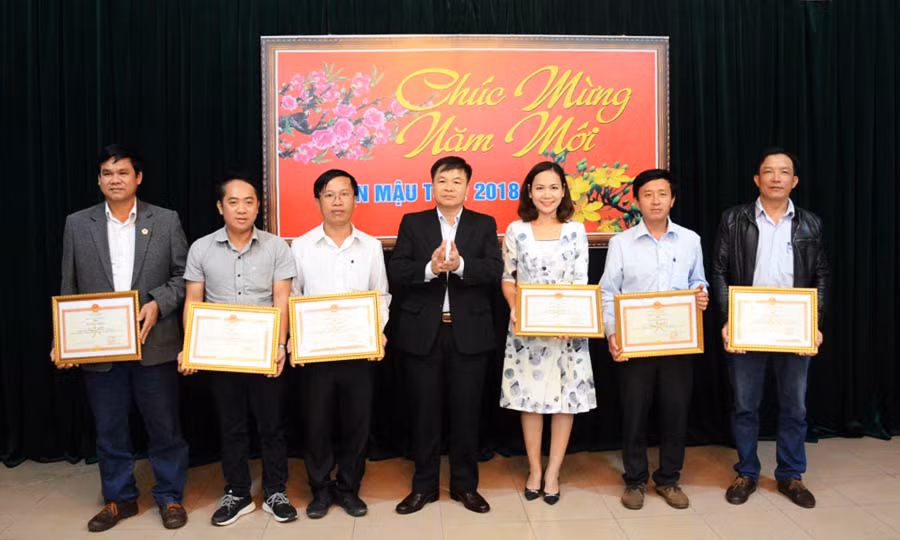 Thiếu tướng Lê Quang Xuân tặng bằng khen cho các tập thể và cá nhân. Ảnh: V.H