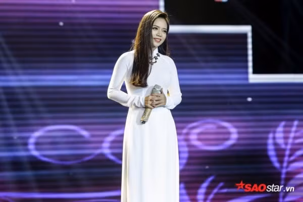 Thí sinh Hoàng Hải trên sân khấu Thần tượng Bolero 2018.