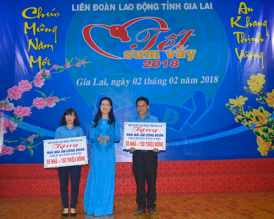 Liên đoàn Lao động tỉnh trao tiền xây nhà cho công nhân nghèo tại 2 huyện Mang Yang và Kbang. Ảnh: Đ.Y