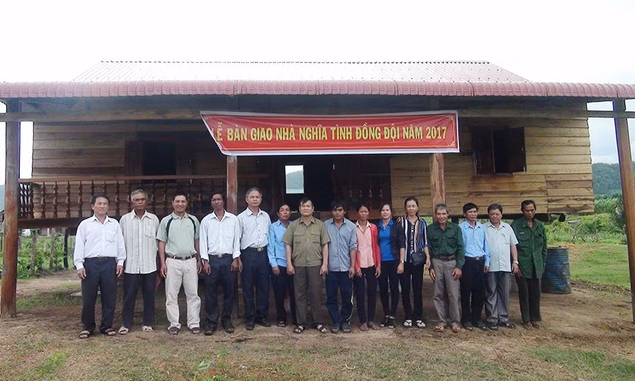 Lễ bàn giao nhà “Nghĩa tình đồng đội” cho hội viên Kpă Phương-hội viên cựu chiến binh buôn Chính Đơn 1 (xã Ia Mlah). Ảnh: Ngọc Sang